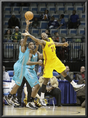 Sioux Falls Skyforce V Fort Wayne Mad Ants: Darnell Lazare by Ron Hoskins Pricing Limited Edition Print image