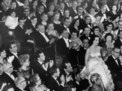 Anthony Quinn, Anthony Franciosa, Shelley Winters, And Lana Turner, Applauding Jean Simmons' Award by Leonard Mccombe Pricing Limited Edition Print image