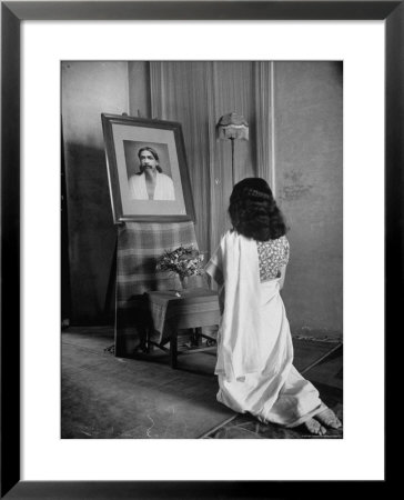 Yogi Sri Aurobindo's Photograph Being Worshipped By Woman In Sari by Eliot Elisofon Pricing Limited Edition Print image