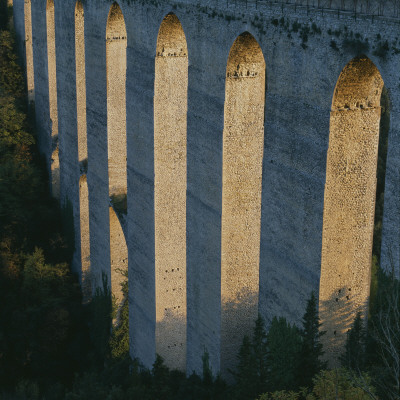 Ponte Delle Torri, Spoleto, Umbria by Joe Cornish Pricing Limited Edition Print image