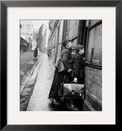 Les Ecoliers Curieux by Robert Doisneau Pricing Limited Edition Print image
