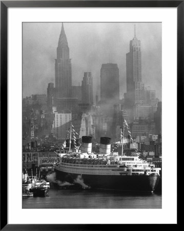 Oceanliner Queen Elizabeth Sailing In To Port by Andreas Feininger Pricing Limited Edition Print image