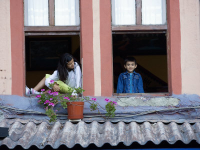 Children Looking Out Window by Scott Stulberg Pricing Limited Edition Print image