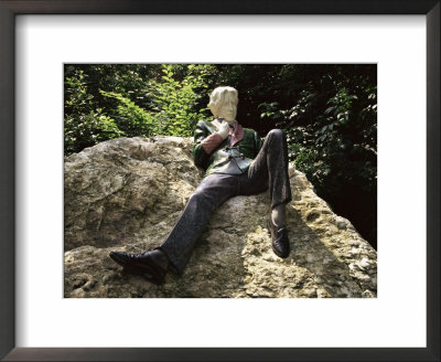 Statue Of Oscar Wilde, Merrion Square, Dublin, Eire (Republic Of Ireland) by Ken Gillham Pricing Limited Edition Print image
